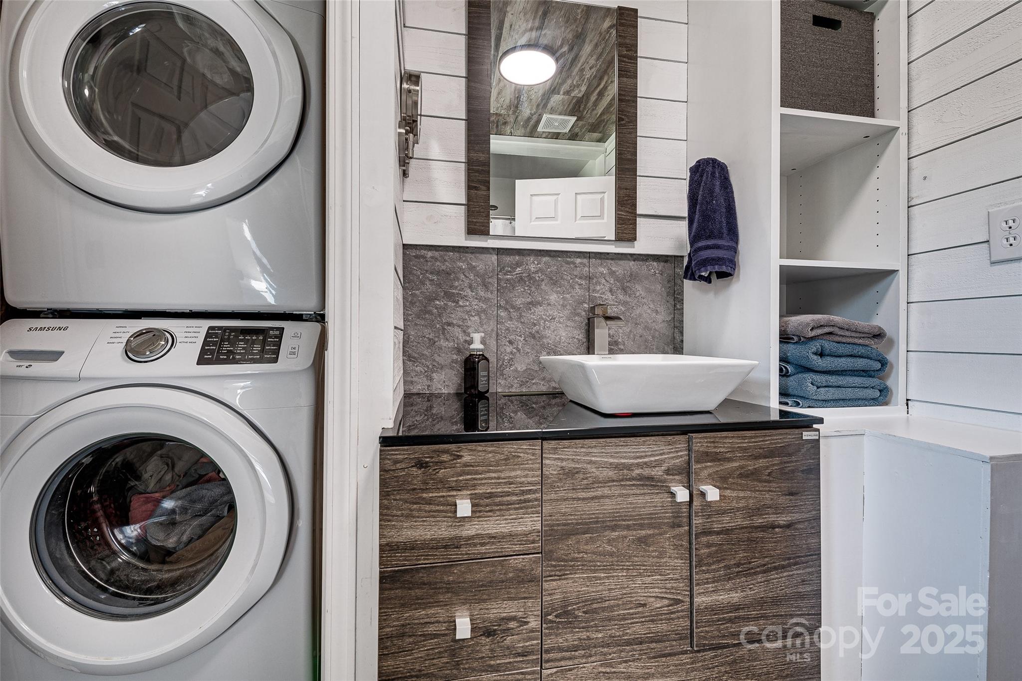 Conover, North Carolina 28613, United States, 3 Bedrooms Bedrooms, ,1 BathroomBathrooms,Residential,Under Contract,105890