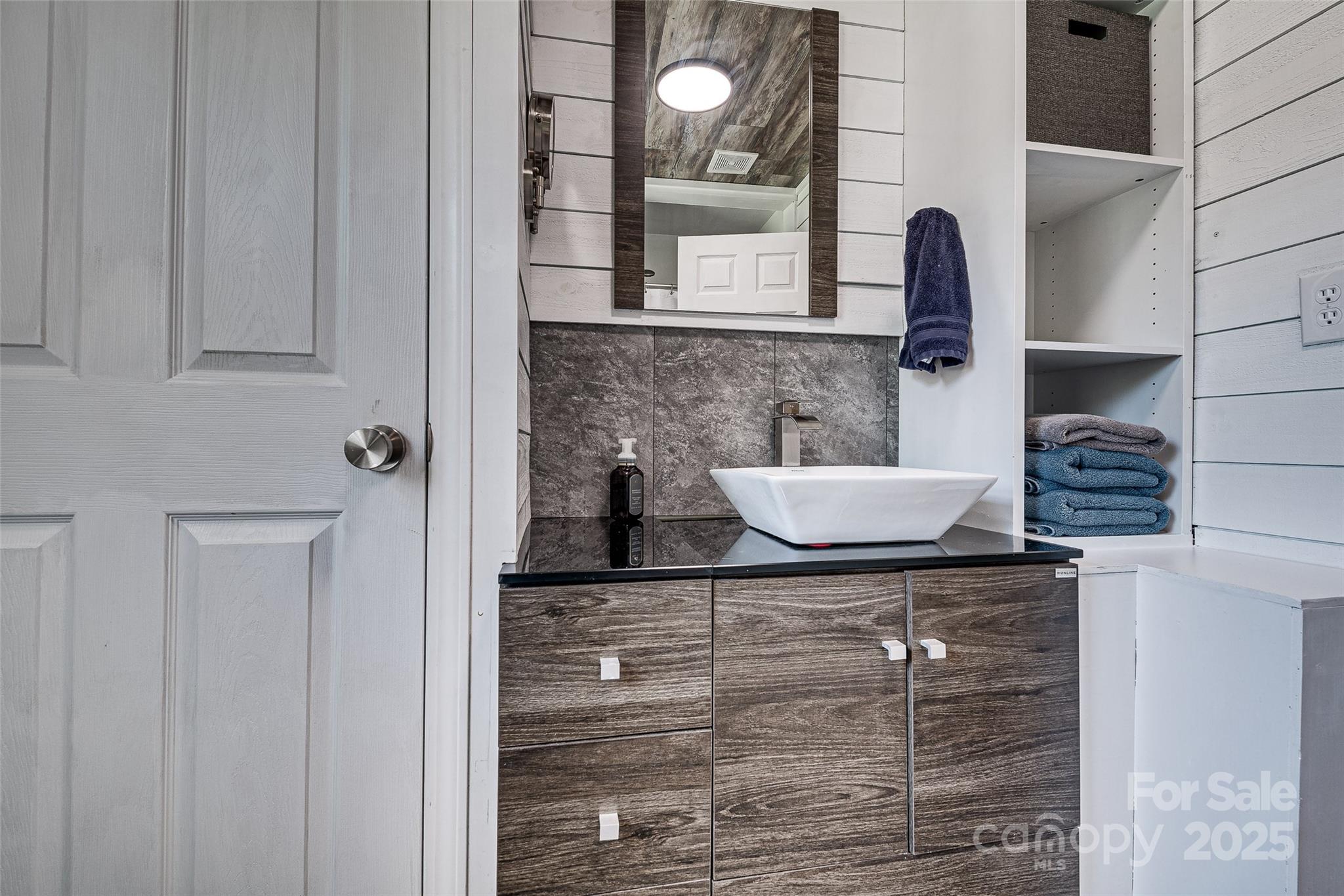 Conover, North Carolina 28613, United States, 3 Bedrooms Bedrooms, ,1 BathroomBathrooms,Residential,Under Contract,105890