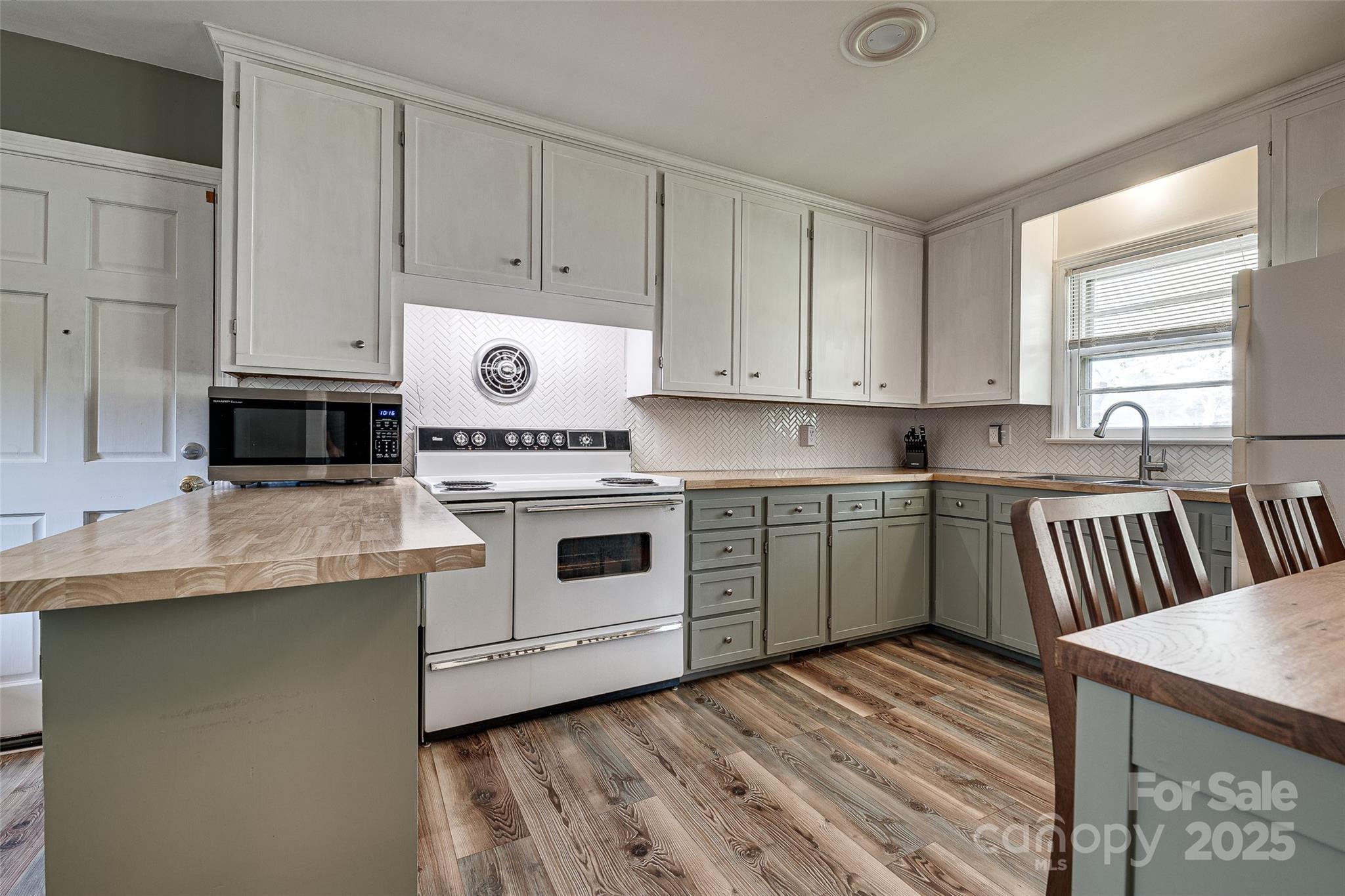 Conover, North Carolina 28613, United States, 3 Bedrooms Bedrooms, ,1 BathroomBathrooms,Residential,Under Contract,105890