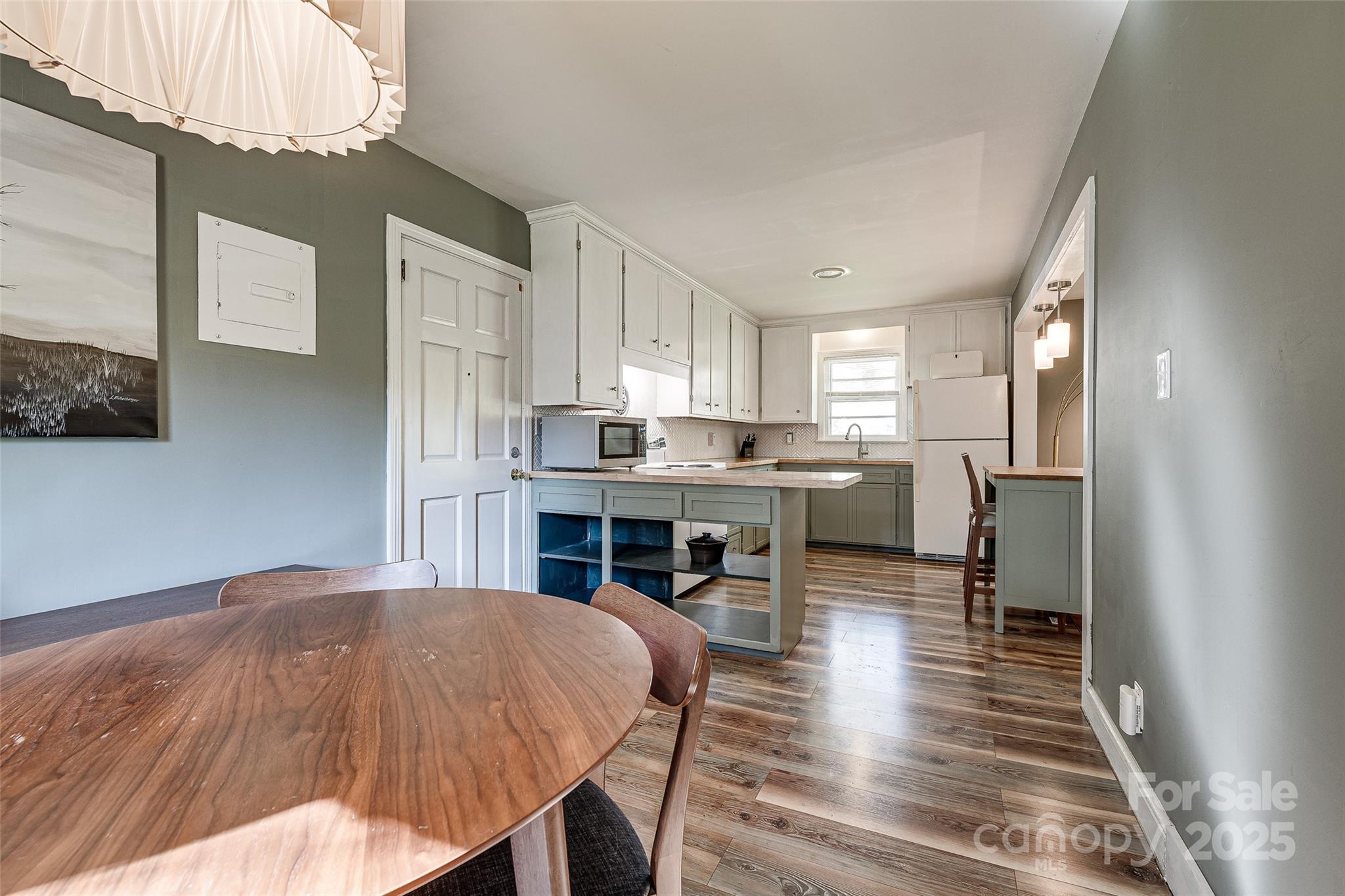 Conover, North Carolina 28613, United States, 3 Bedrooms Bedrooms, ,1 BathroomBathrooms,Residential,Under Contract,105890