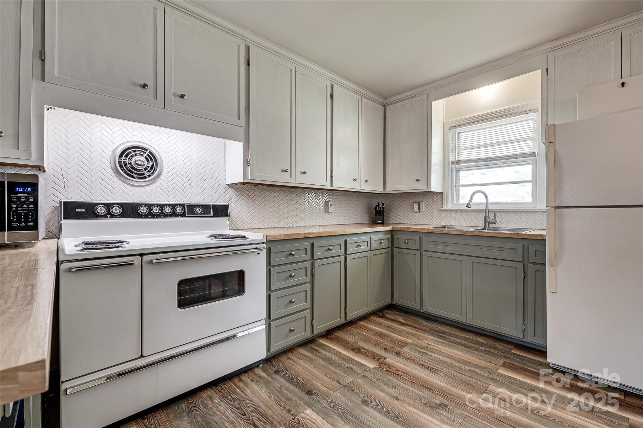 Conover, North Carolina 28613, United States, 3 Bedrooms Bedrooms, ,1 BathroomBathrooms,Residential,Under Contract,105890