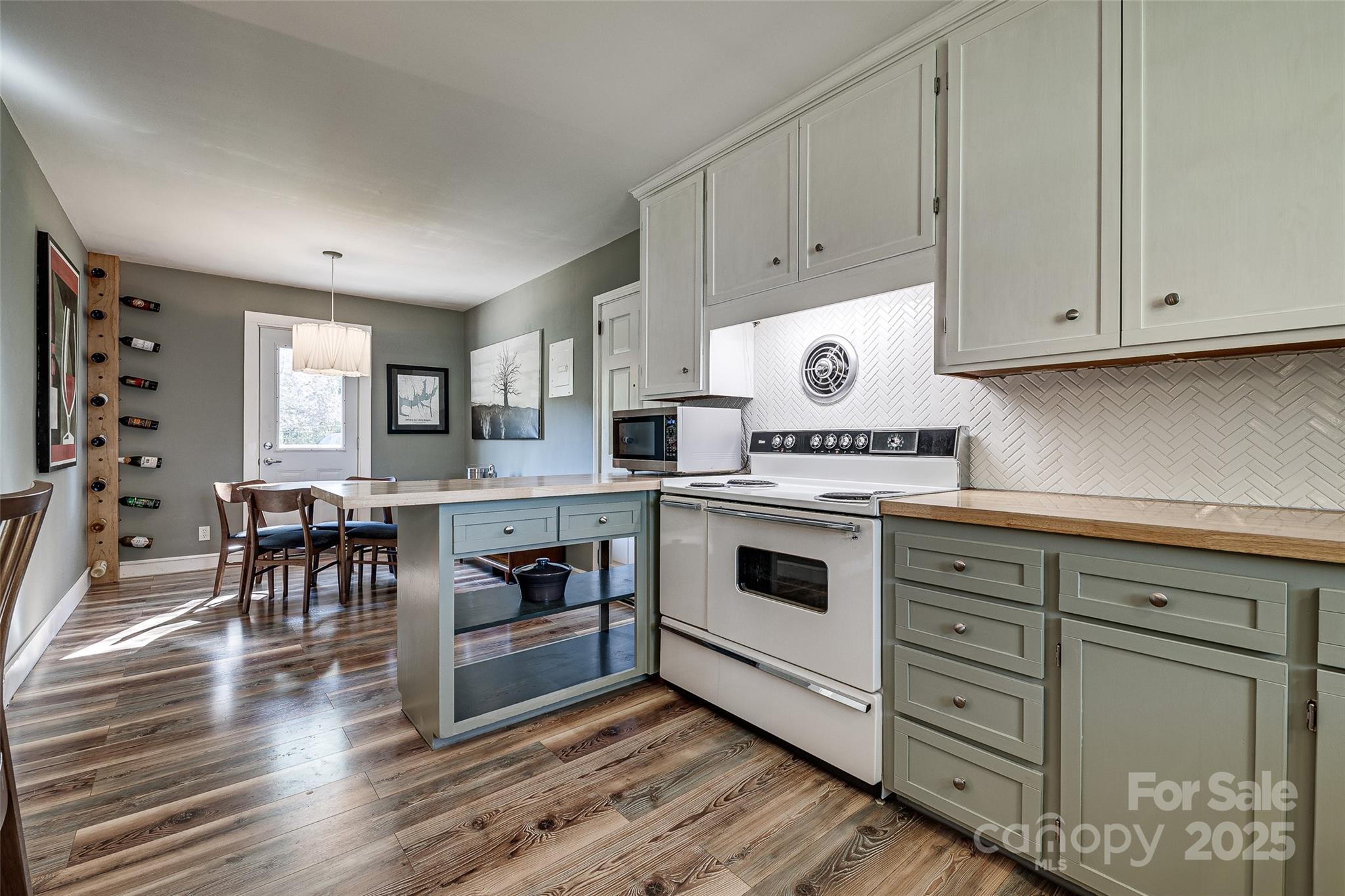 Conover, North Carolina 28613, United States, 3 Bedrooms Bedrooms, ,1 BathroomBathrooms,Residential,Under Contract,105890