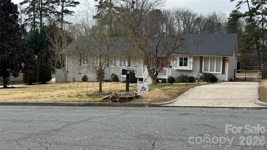 Beautifull house located on a very well stablished community with no HOA. 4 bedrooms plus bonus room with closet that can be bedroom number 5.
Come see it today