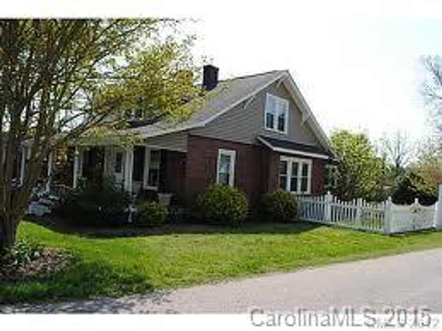 Great Single-Family home with new paint, landscaping, roof, and windows. Fenced in back yard, great layout, wall-to-wall carpeting, convenient to everything!