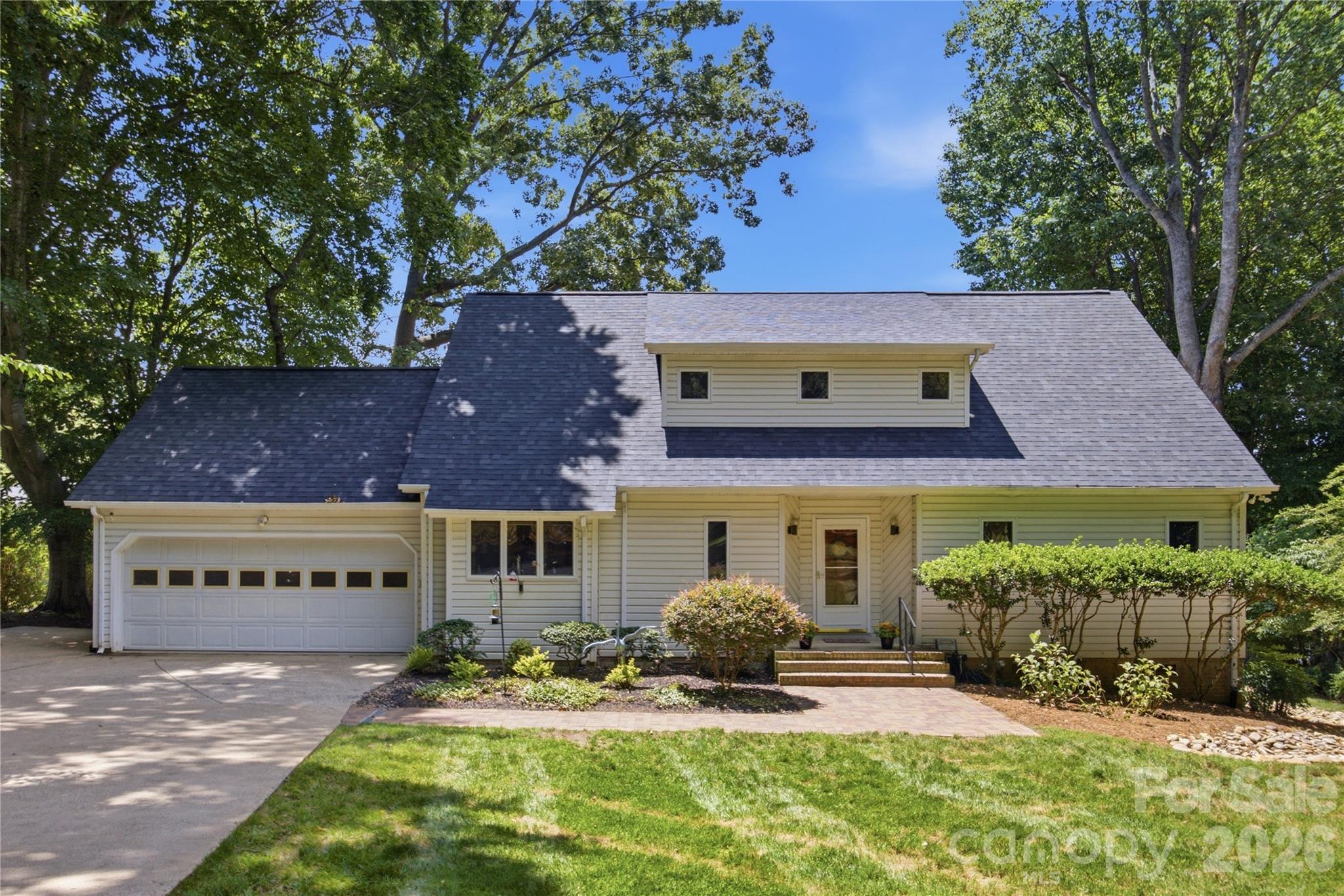 2216 Holly Lane