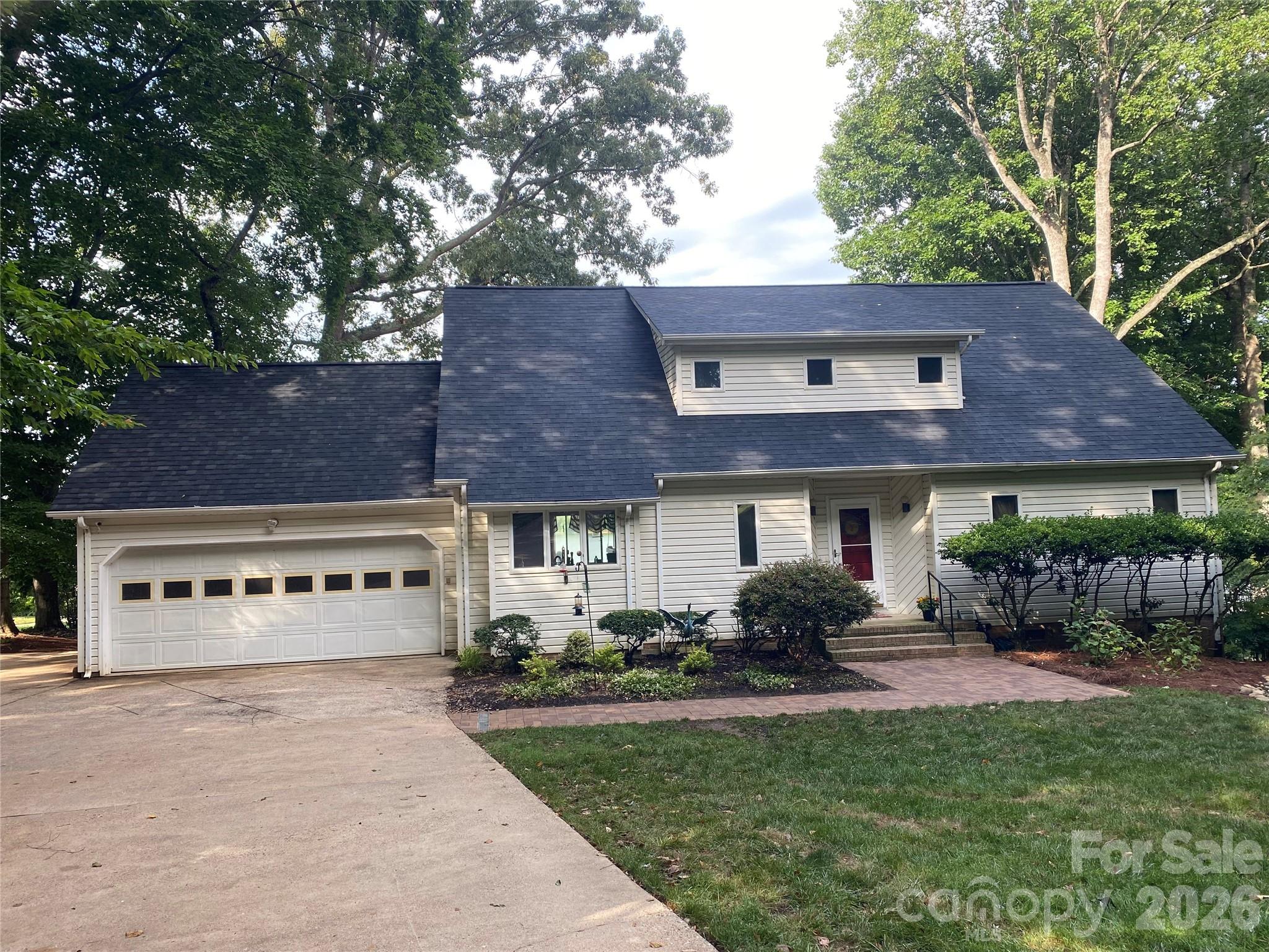 2216 Holly Lane