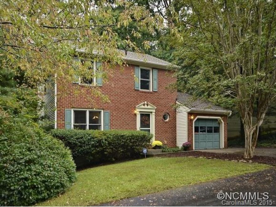 Large home priced to sell in Hunters Trace. 3 bedroom 2.5 bath, large rear deck overlooking fenced backyard. Hardwood floors on main and master bedroom. Lower level family room with gas fireplace.Unfinished basement for storage. Single car garage. All appliances convey including washer and dryer.Neighborhood clubhouse and pool.