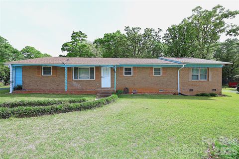 Photo of 104 Pinetree Drive, Matthews, NC 28104 (MLS # 4367839)