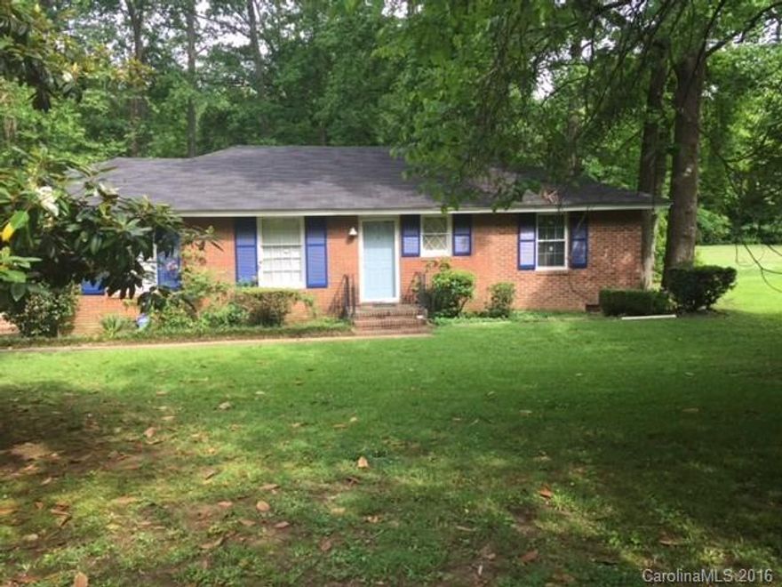 Beautiful large corner lot home in Shannon Park.  Home has great potential family room and dining room area.  Close to major shopping the the University Area and short drive to uptown.  Great for investors or first time buyer.