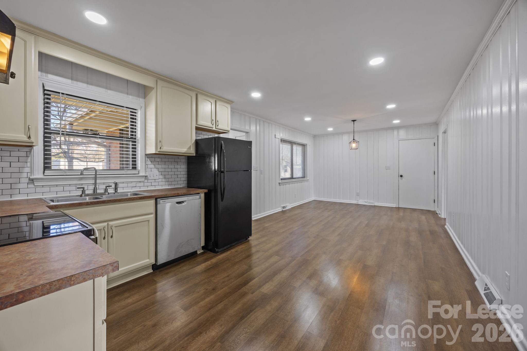 102 STEWART Street NW