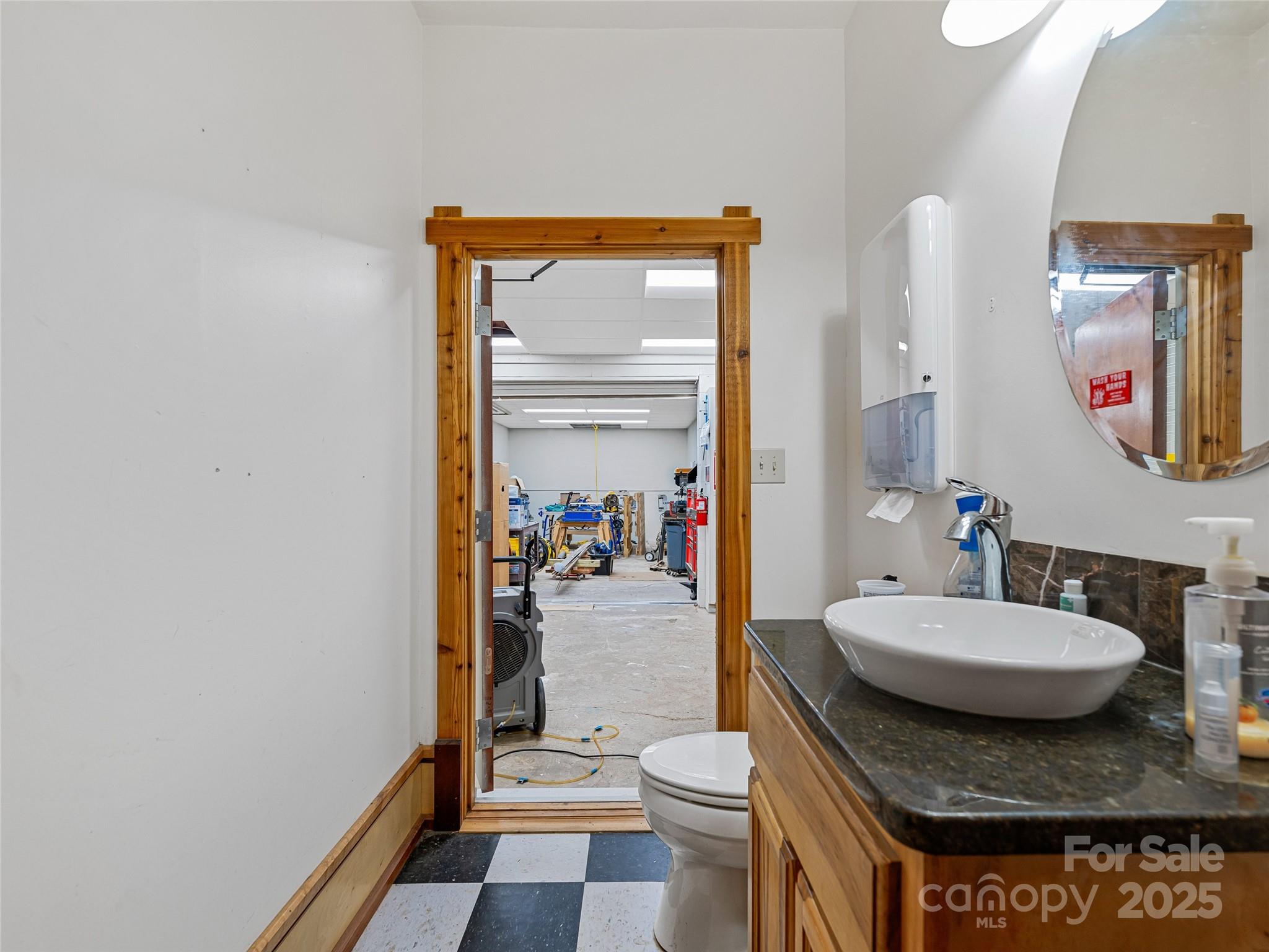 Main image without alt text