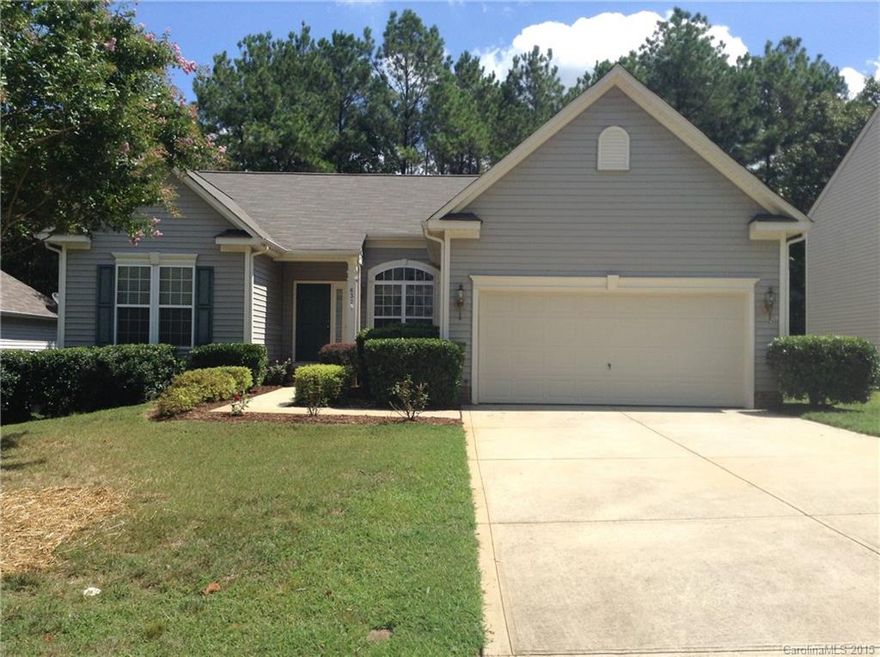 This split bedroom open floor plan ranch is located in the Lake Wylie waterfront community of Sunset Point. Ten foot ceilings throughout. Master bedroom features tray ceiling and large closet. Enjoy viewing the woods from the sunroom or back deck. Excellent schools. Neighborhood beach on Lake Wylie and community pool with expansive lake view. And only a few miles to I-77 and shopping.