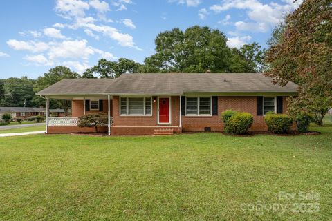 Photo of 422 Plantation Road, Lancaster, SC 29720 (MLS # 4309431)