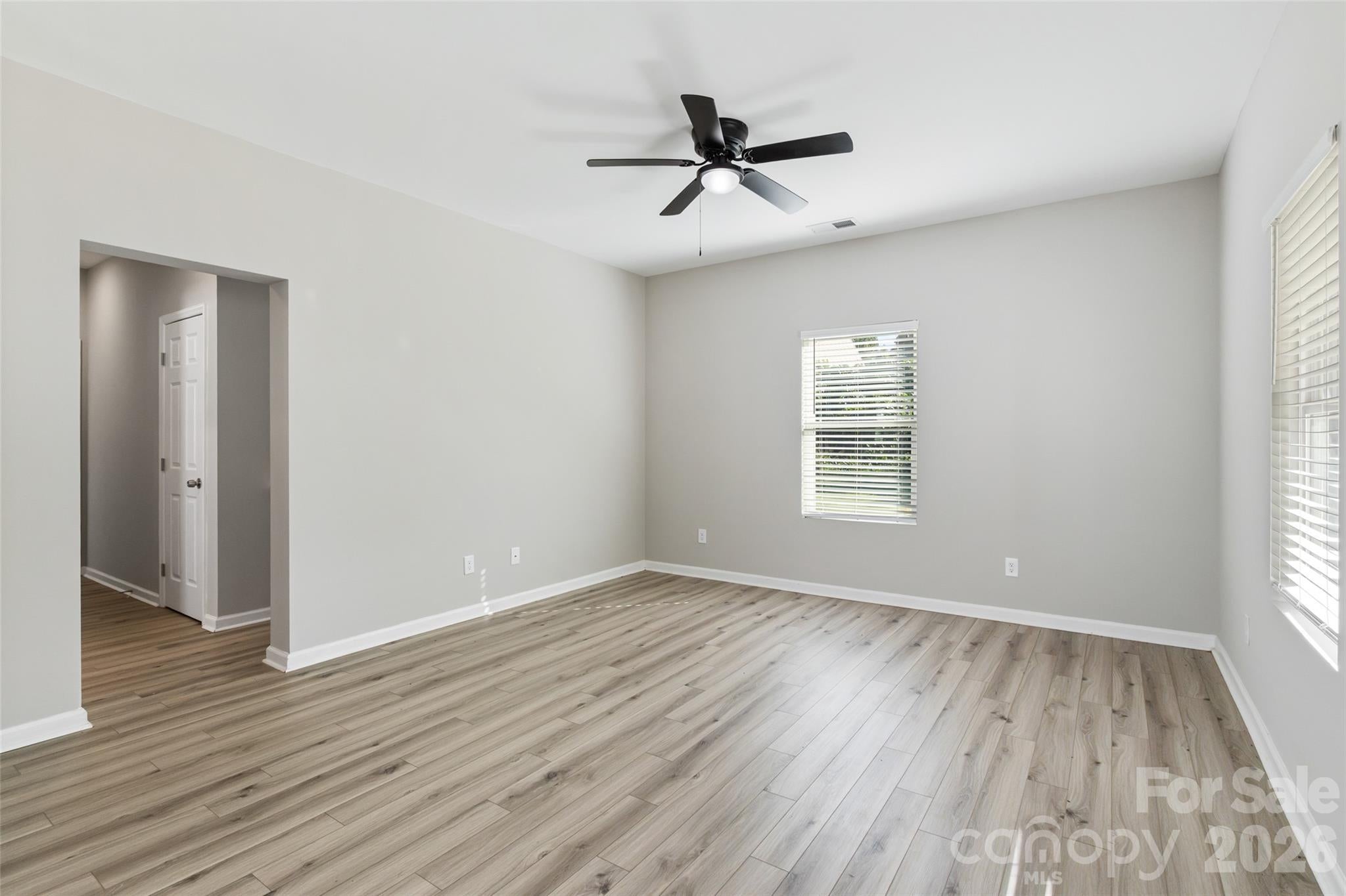 1646 Main Street W