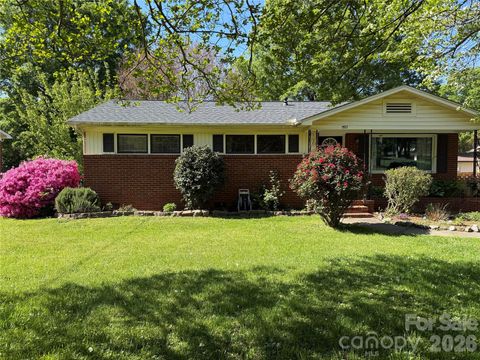Photo of 1527 Woodhill Lane, Charlotte, NC 28205 (MLS # 4371579)