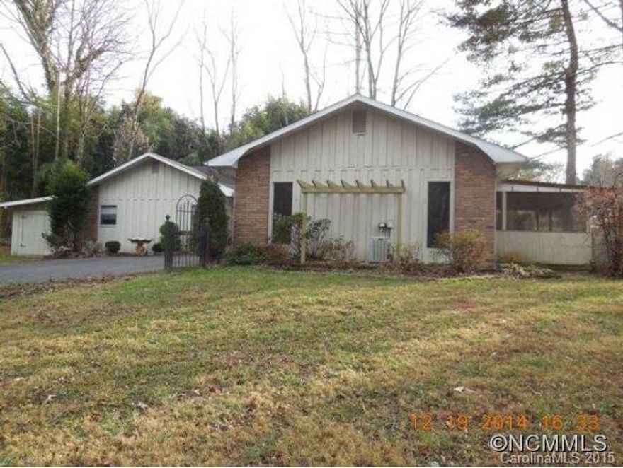 Great home in good location with new appliances, roof, HVAC and sliding doors! Close to dining and shopping.