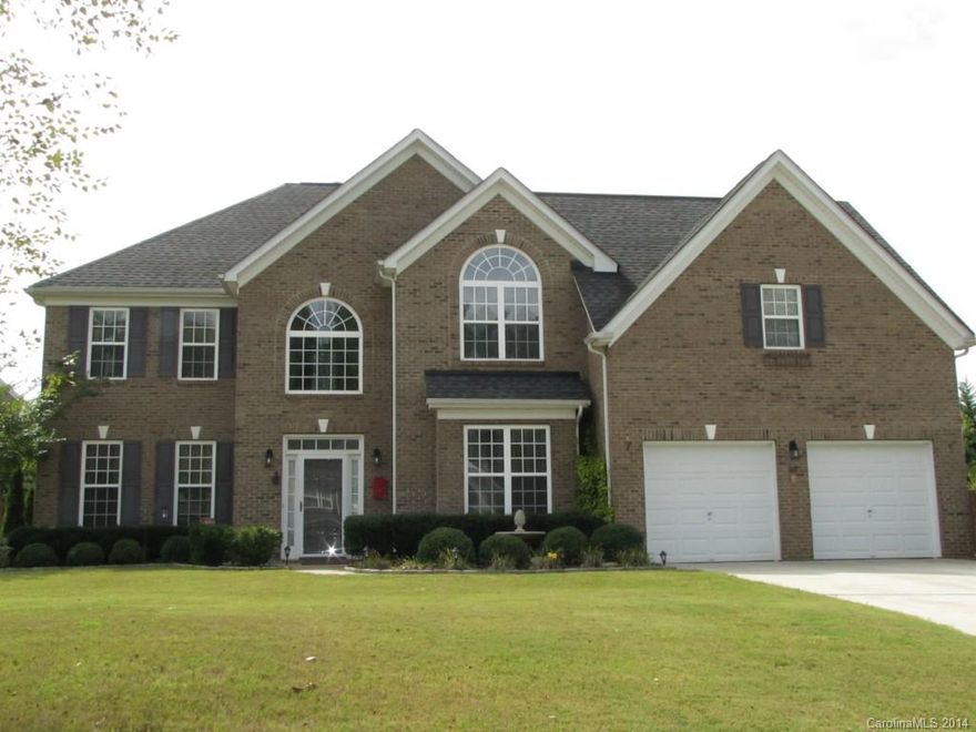 Beautifully maintained, spacious home with private, fenced backyard great for entertaining.  Grand 2-story foyer which leads to open living room/dining room floor plan.  Large kitchen with breakfast area that opens to a wonderful stone and timber covered patio with attached pergola!  Sunken family room open to 2nd floor.  Huge master suite with sitting room.  Master bath has dual vanity, separate shower/garden tub, and large walk-in closet.