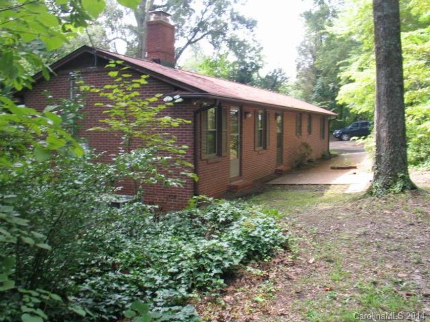 PRIVACY GALORE!  NICE HOME WITH MUCH TO OFFER IN A SECLUDED SETTING BUT STILL CLOSE TO I85, HWY 74 & HWY 321 FOR AN EASY COMMUTE- HOME OFFERS 2 FIREPLACES- SPLIT BEDROOM FLOOR PLAN- SUNROOM OVERLOOKS PRIVATE BACK YARD- WORKSHOP AREA UNDER SUNROOM.