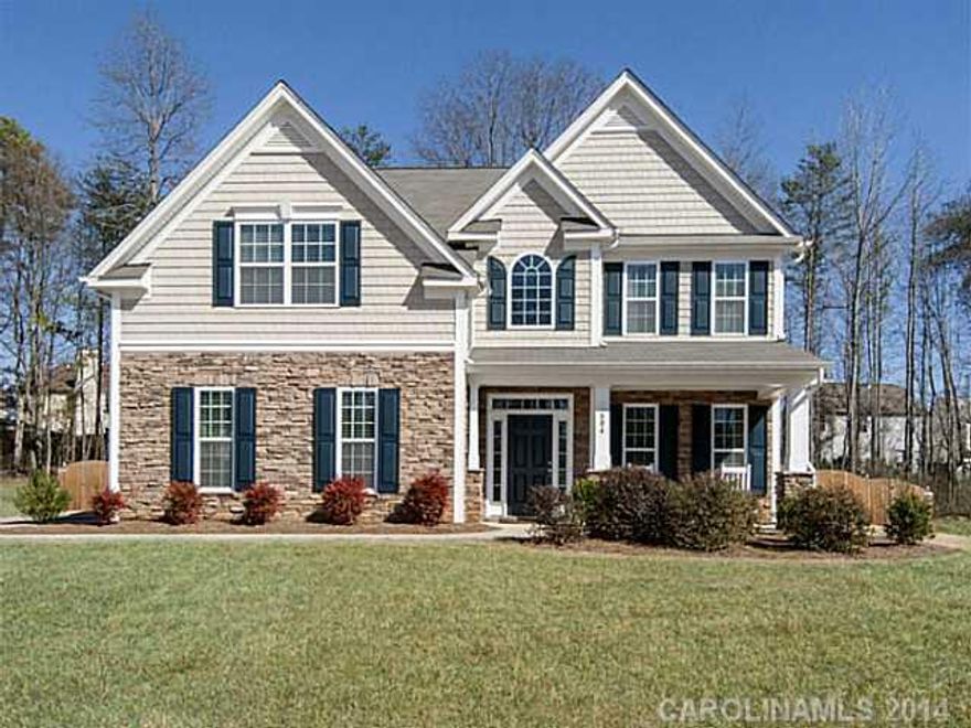 Nestled in Lake Wylie's newest community, Rosedale, this 4BR/3BA home is move-in ready. Side-load garage, fenced back yard, cul-de-sac, formal living and dining rooms, open kitchen with granite countertops, stainless steel appliances, wainscoting, gas fireplace, tray ceiling, garden tub and so much more! There is a bedroom and full bath on main floor, perfect for guest or in-law suite.