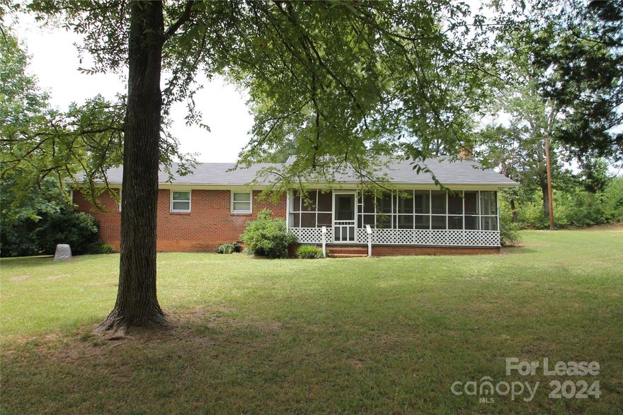 Cute Brick Country Ranch House Located Very Close to I-85 off of Hwy 5 in Blacksburg, SC, 4 Bedrooms, 1.5 Bathrooms, Living Room, Eat in Kitchen with Range. Screened In Front Porch.
No Smoking/No Vaping. Call Owner for All Pet Permission. Maximum Occupants 5.
Home is currently occupied. Viewing appointments will only be scheduled with approved applicants. Approximate availability date is 02/15/2025. (This date is not guaranteed and subject to change.)