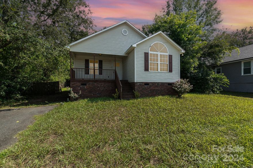 Welcome to this charming one-story home in Rock Hill. This inviting residence features three spacious bedrooms, providing ample space. The property also includes a versatile shed in the backyard, perfect for additional storage or a variety of hobbies. The modern kitchen has stainless steel appliances. Discover the potential and ease of living in this well-appointed Rock Hill home.
Bank Owned **