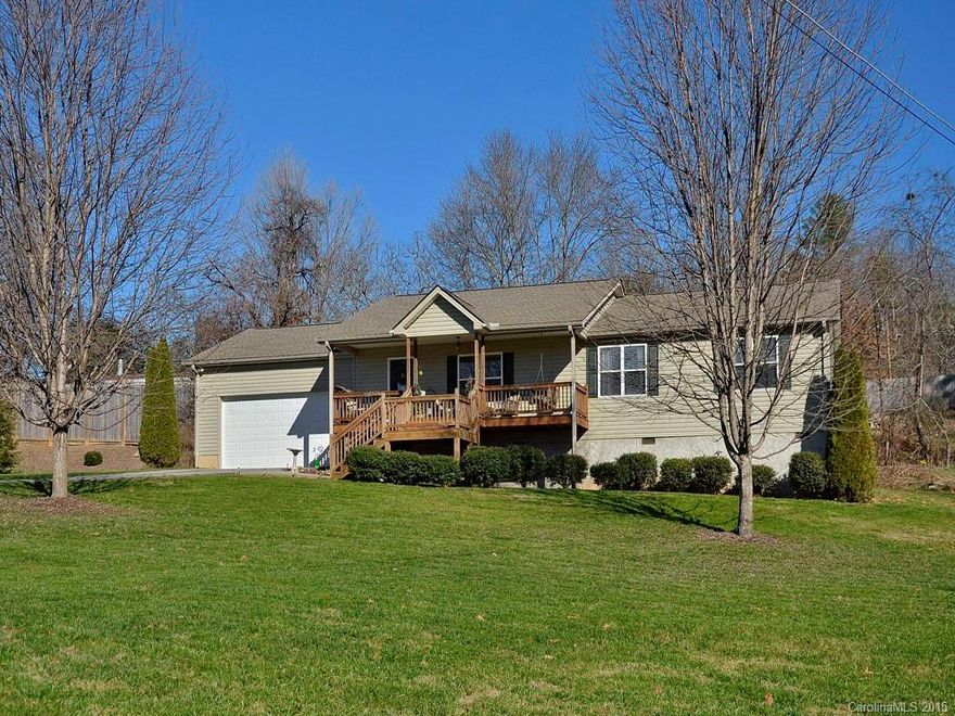 Country living only 2 minutes to downtown. Open concept living/dining/kitchen separated by breakfast bar. Lovely rock fireplace w/gas logs, stainless steel appliances, up to date fixtures throughout.  MBrm - walk in closet, MBa- soaking tub, dbl vanities, CT flrg. Room to roam on .99 ac, water feature, patio, big cov'd front porch.  MOUNTAIN/LONG RANGE FIELD VIEWS