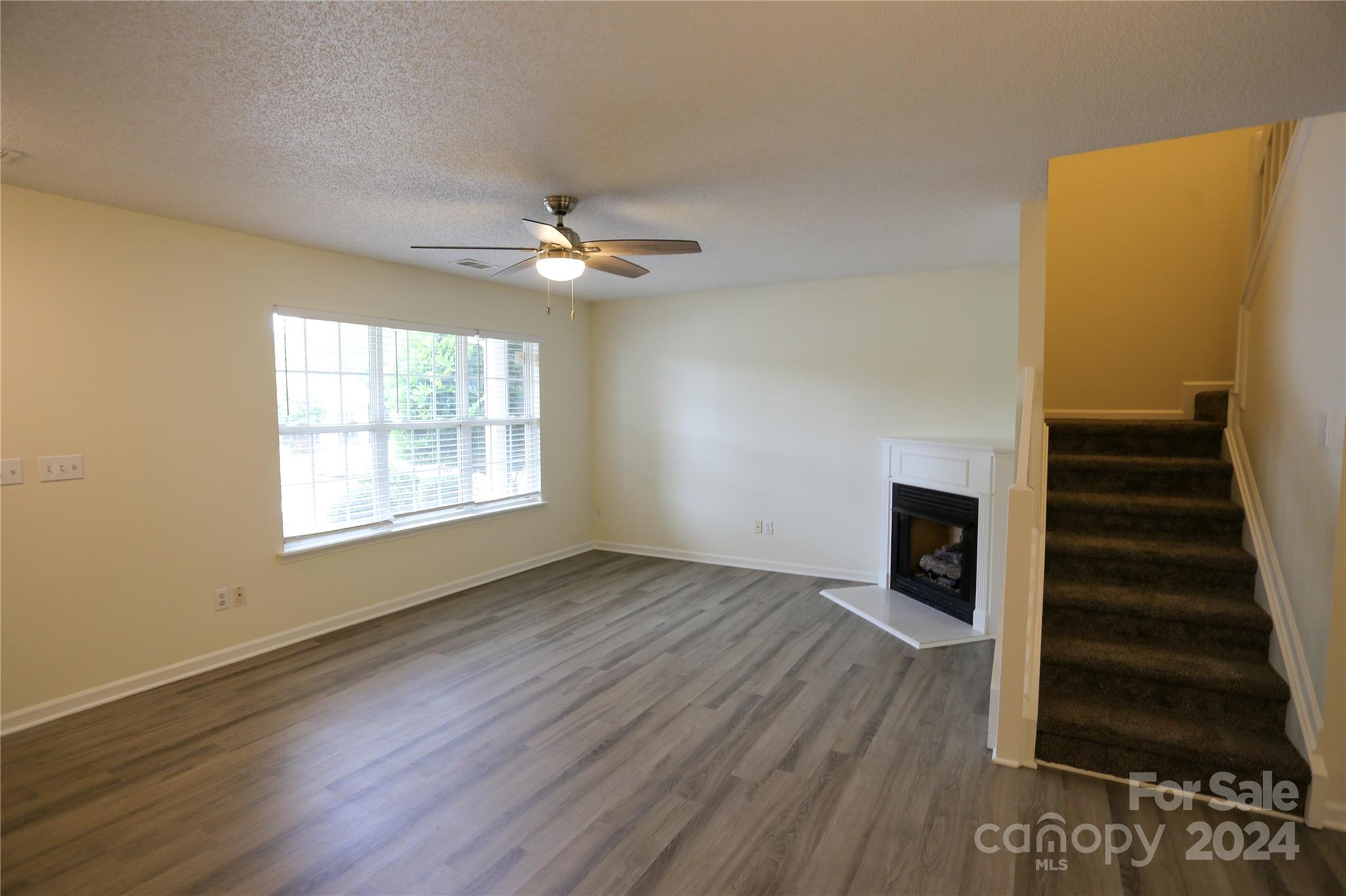 TOWNES AT RIVER CROSSING - Residential