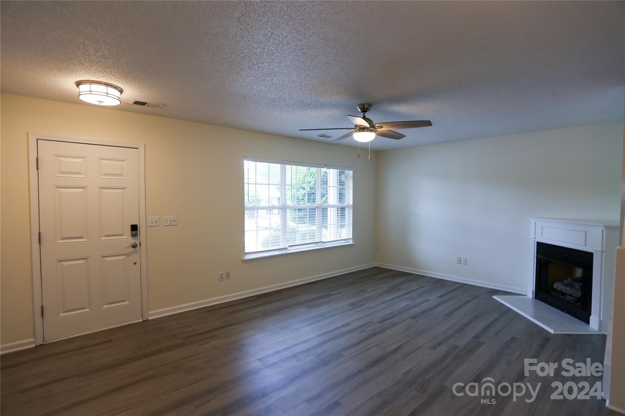 TOWNES AT RIVER CROSSING - Residential