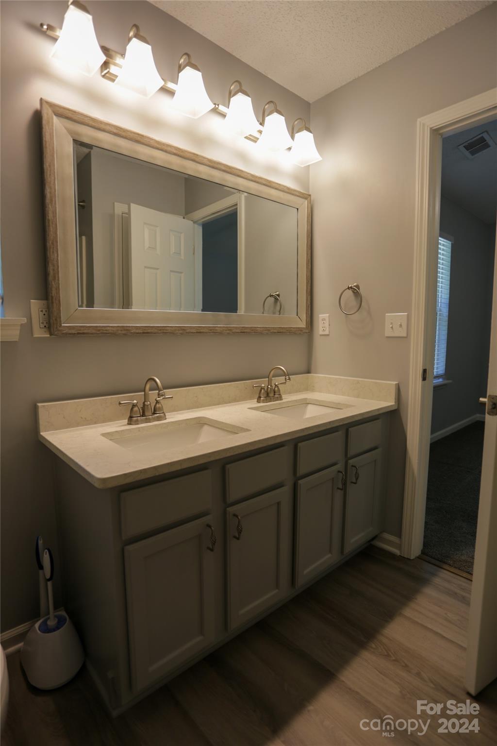 TOWNES AT RIVER CROSSING - Residential