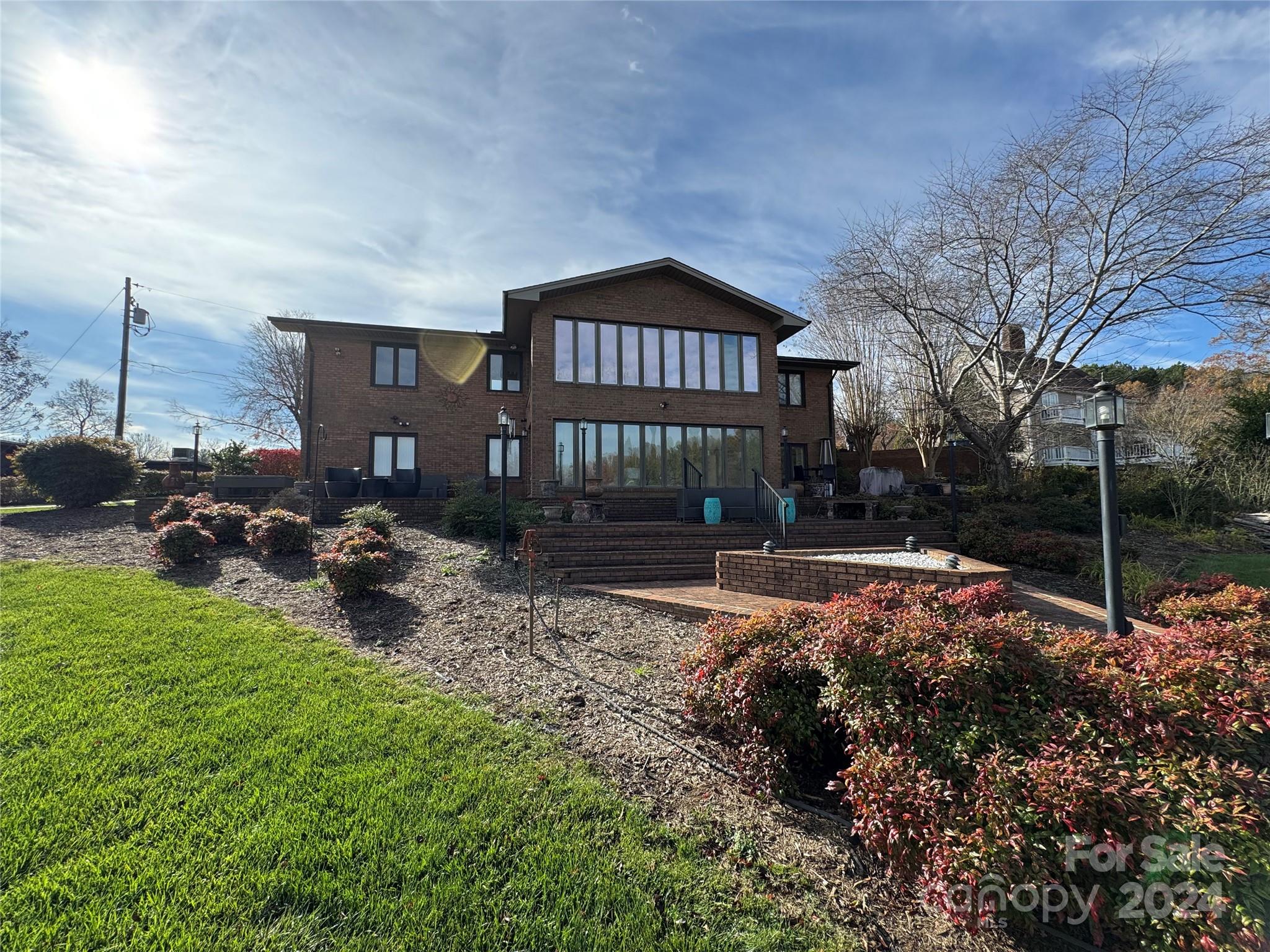 121 48th Avenue NE