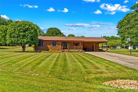 Photo of 158 Bonnie Lane, Statesville, NC 28625 (MLS # 4384612)