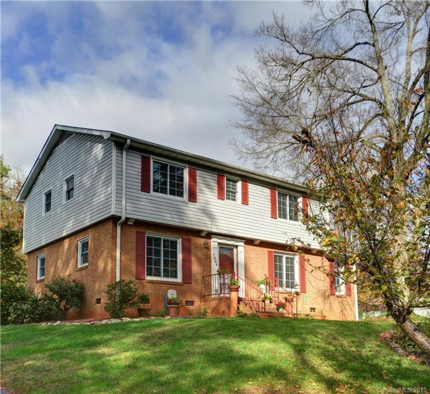 Fantastic home in the heart of Starmount. One of the largest backyards in the neighborhood. Hardwoods flow from room to room. Delightful Kitchen w/ grey cabinets, dishwasher & refrigerator.  Separate dinning room area & large living room. 4 Bedrooms or 3 Bedrooms & an office. Huge back deck is perfect for having your friends over for next summer bbq. Such a perfect little haven close to everything that downtown or Southpark have to offer!!
HVAC replaced in 2015. House is in fantastic condition.