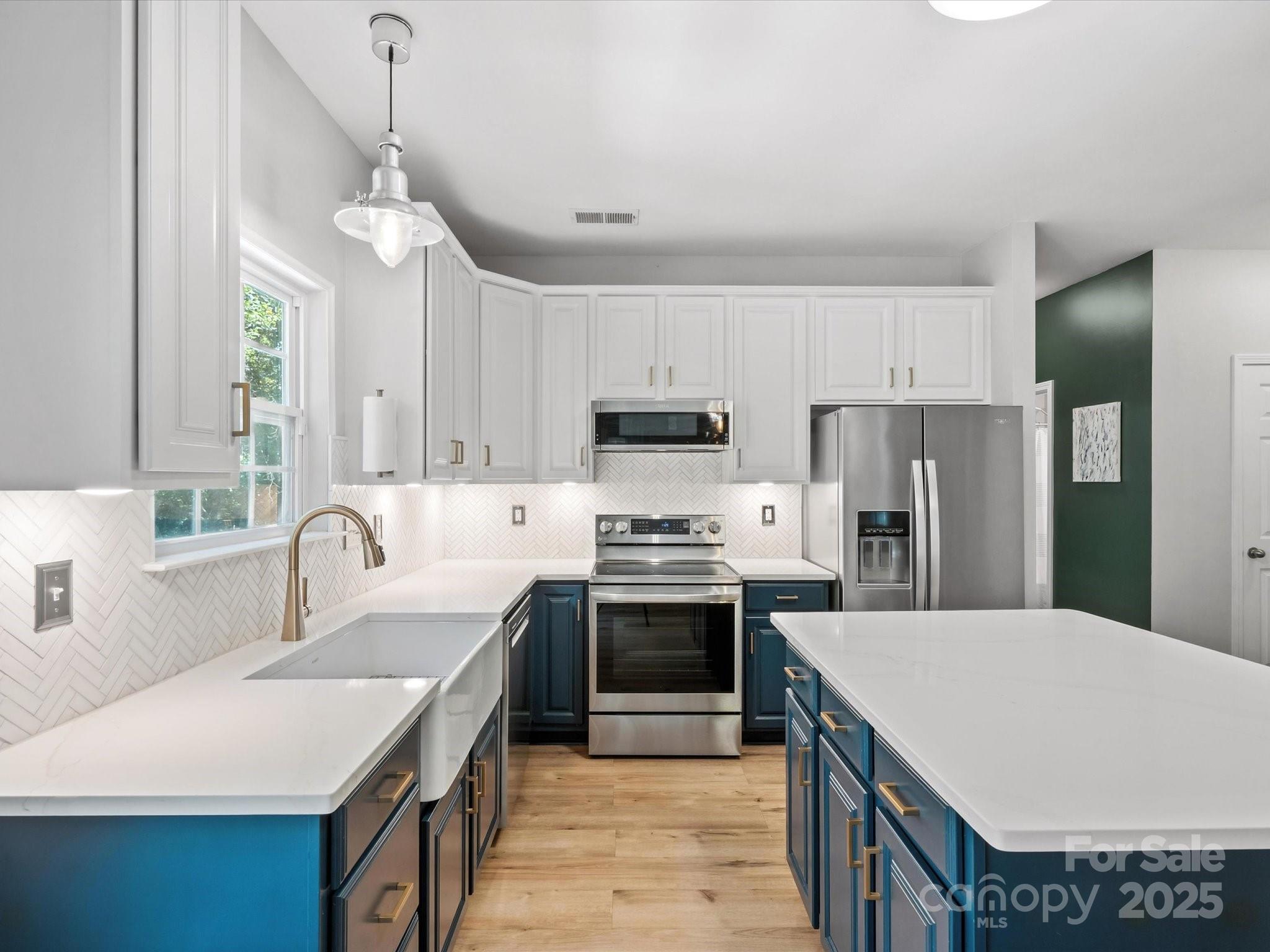 3432 Bruce Ridge