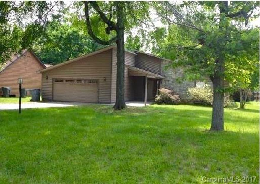 IDEAL LOCATION! South Charlotte/Ballantyne area in highly-sought after Provincetowne. Close to shopping, restaurants, freeway access, and great schools. Ranch home with covered front porch, great living room with vaulted ceiling, wood burning fireplace and adjoining wet bar for entertaining. Dining area open to living room. Sits on 1/3 acre in mature neighborhood.