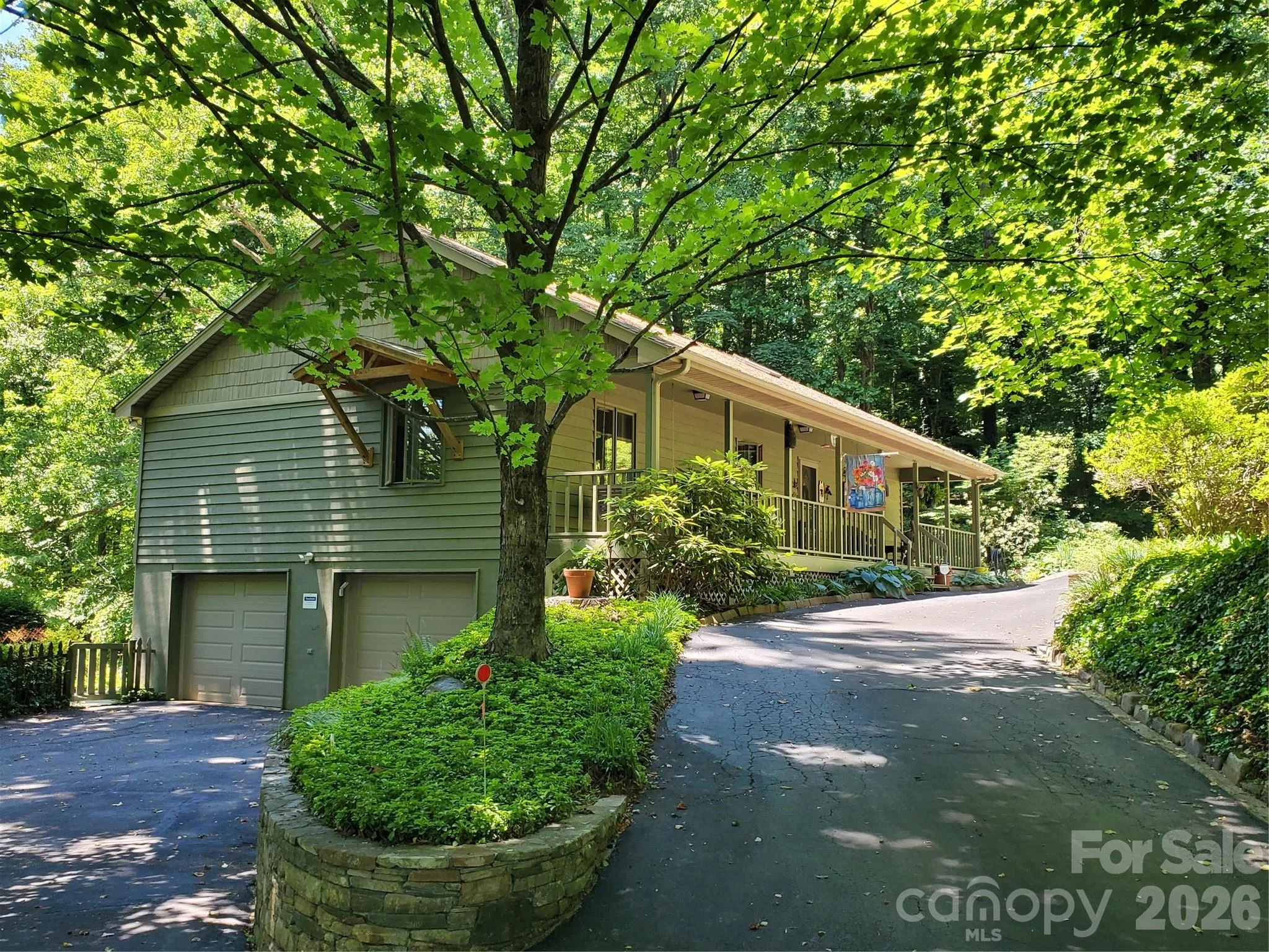 383 Ravenwood Lane, Horse Shoe, NC, 28742