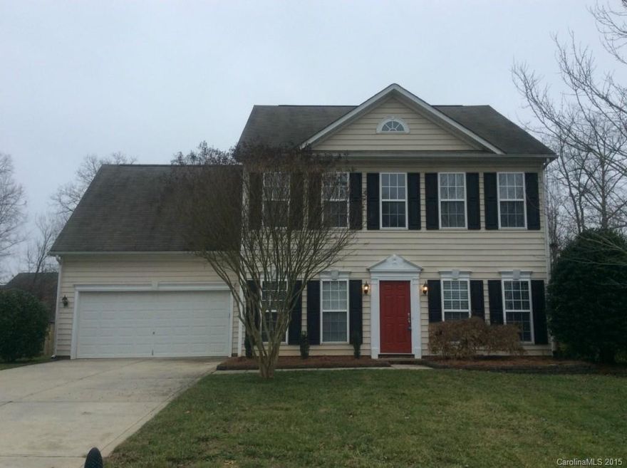 Beautiful 4 bedroom home plus a bonus room in Brandon Oaks.  Spacious family room with fireplace.  Eat-in kitchen with stainless steel appliances, pantry & breakfast bar.  Separate dining room. Master suite with dual vanity and garden tub. 
Fenced yard with patio and storage shed. Attached two car garage.