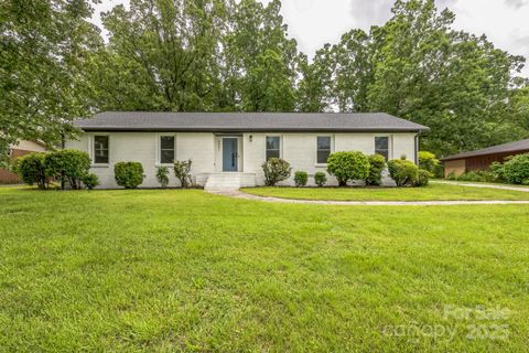 6641 Pawnee Drive Charlotte NC 28214