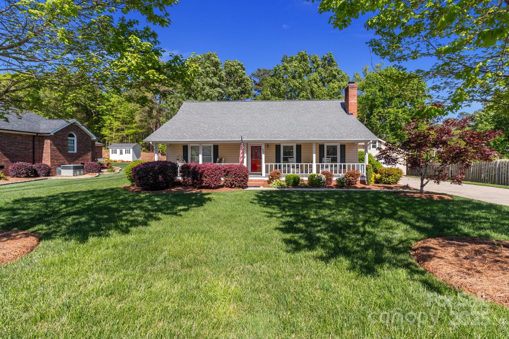 806 Mcgregor Drive NE