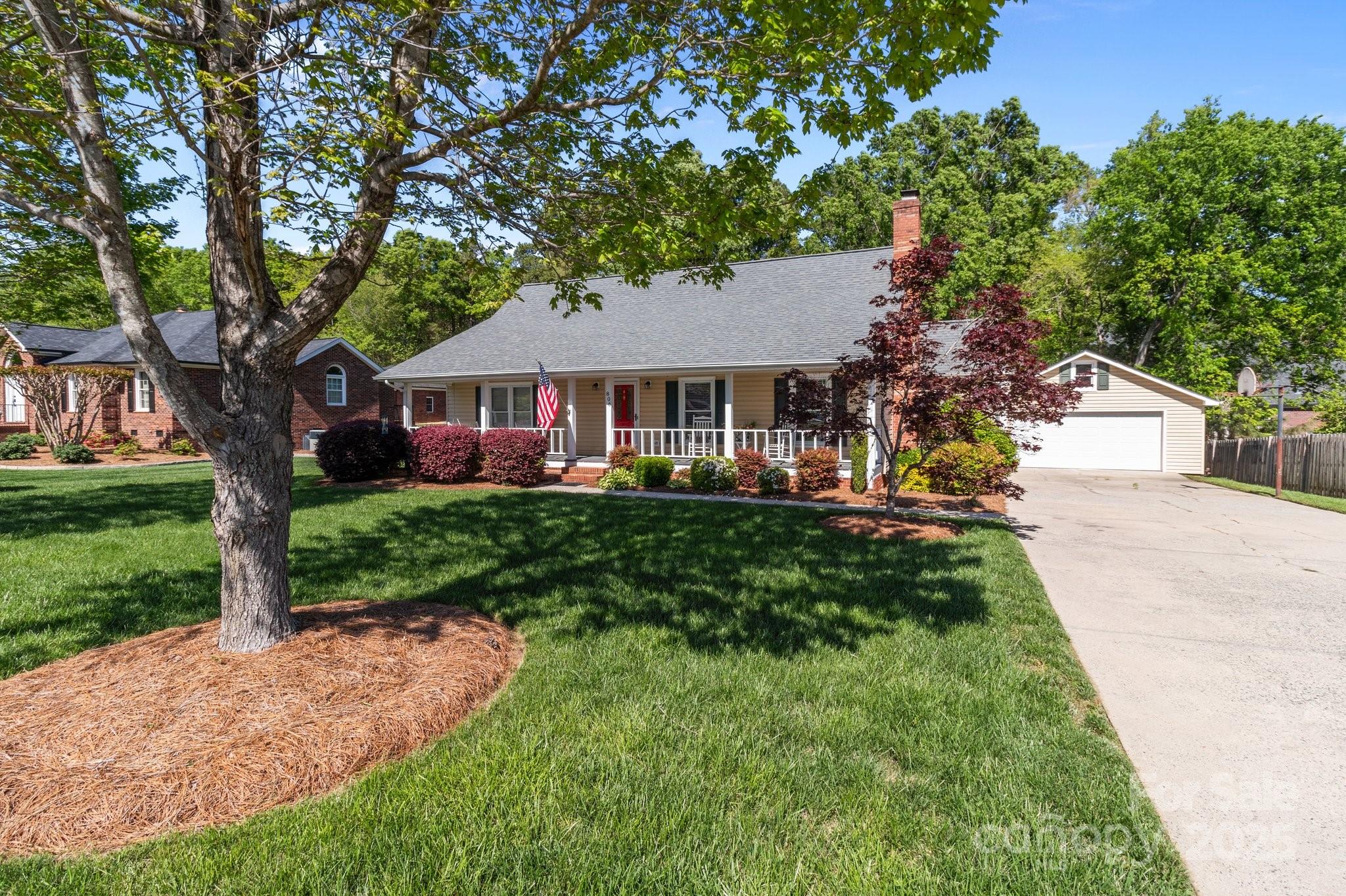 806 Mcgregor Drive NE