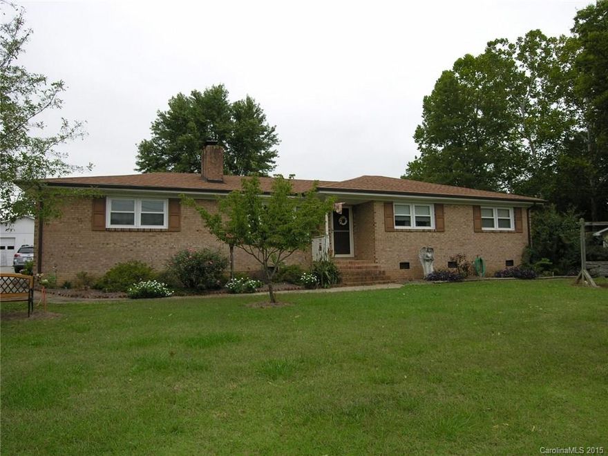 Picture Park area.  Neat 3 BR & 2 BH, large rec room for entertaining.  Living room w/fireplace.  Kitchen, Dining area, open floor plan.  Sun room off dining area.  2 car garage detached, plus 2 car carport.  Close to Hwy 49