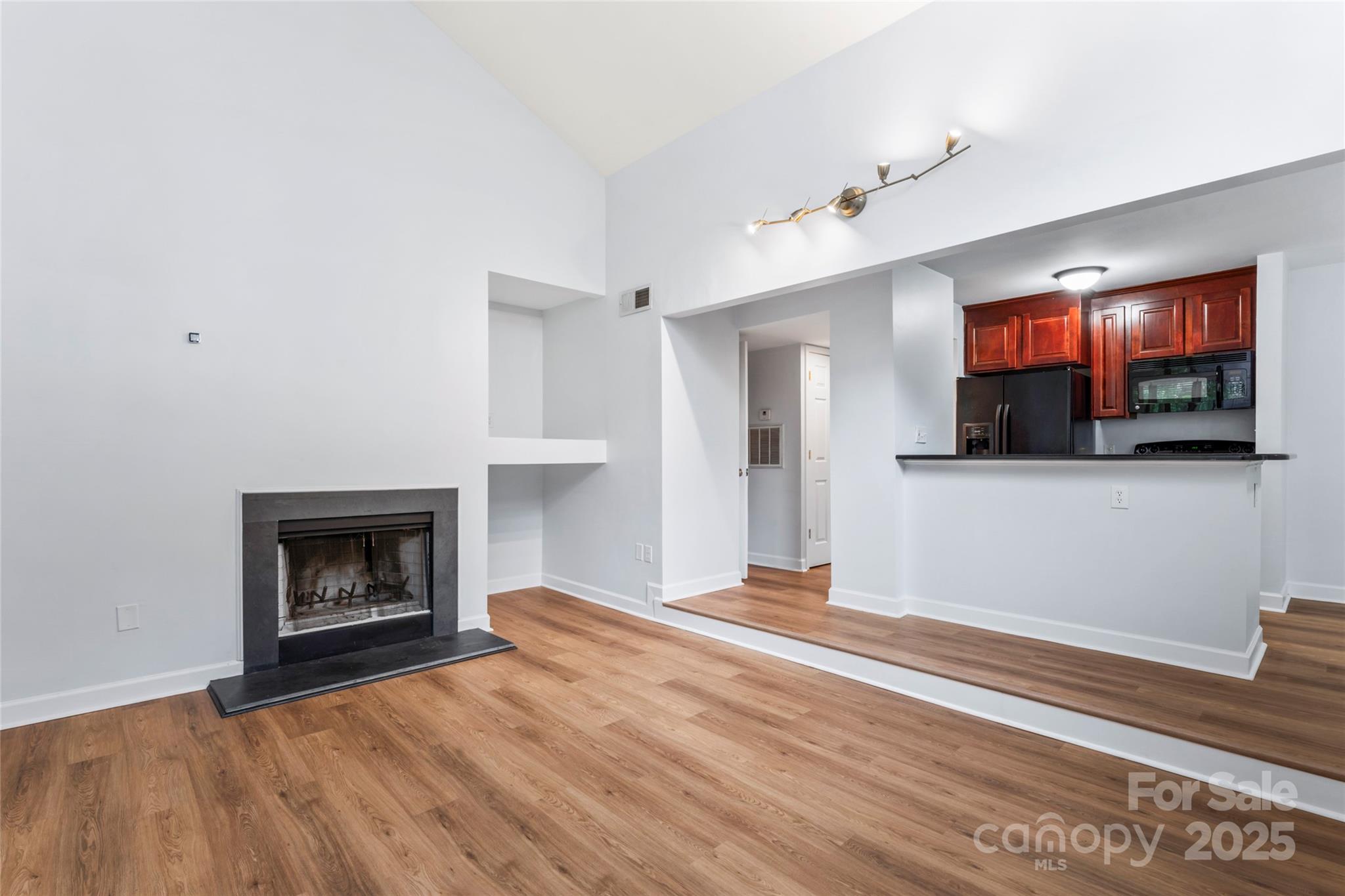 425 W 8th Street
