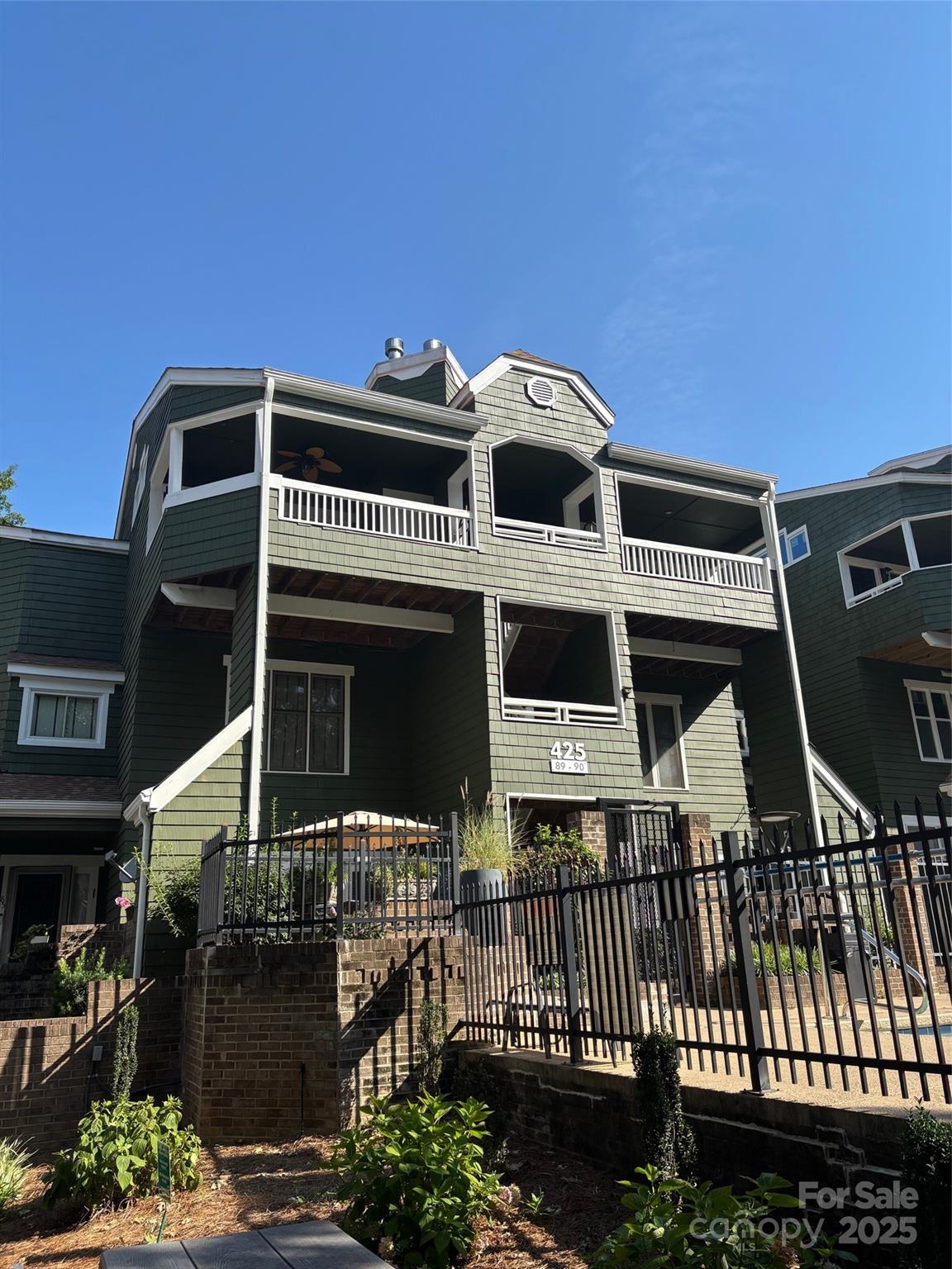 425 W 8th Street