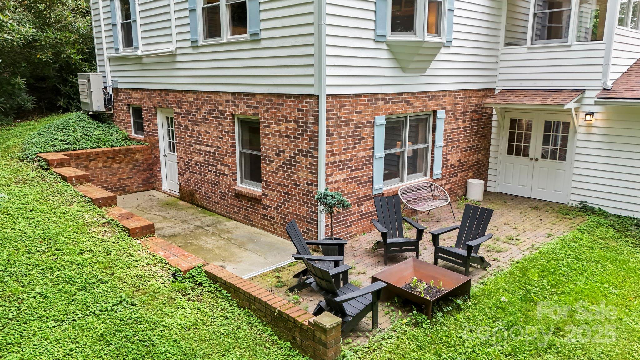 Blowing Rock, North Carolina 28605, United States, 3 Bedrooms Bedrooms, ,4 BathroomsBathrooms,Residential,Active,194395