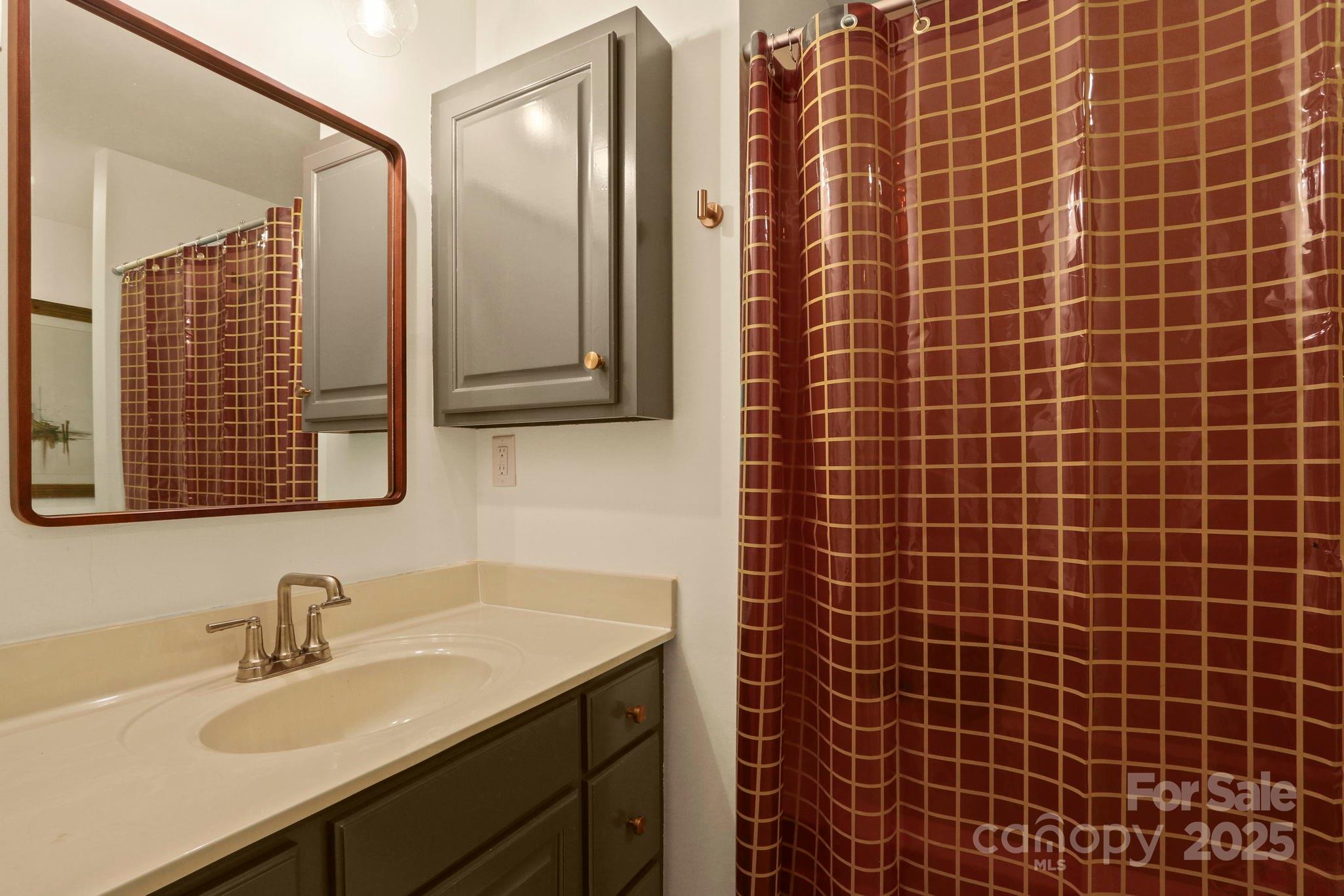 Blowing Rock, North Carolina 28605, United States, 3 Bedrooms Bedrooms, ,4 BathroomsBathrooms,Residential,Active,194395