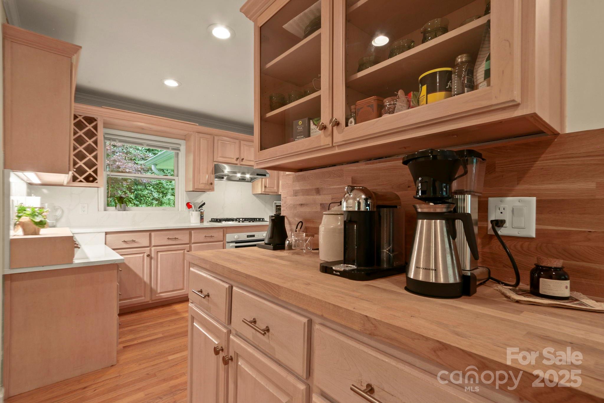 Blowing Rock, North Carolina 28605, United States, 3 Bedrooms Bedrooms, ,4 BathroomsBathrooms,Residential,Active,194395