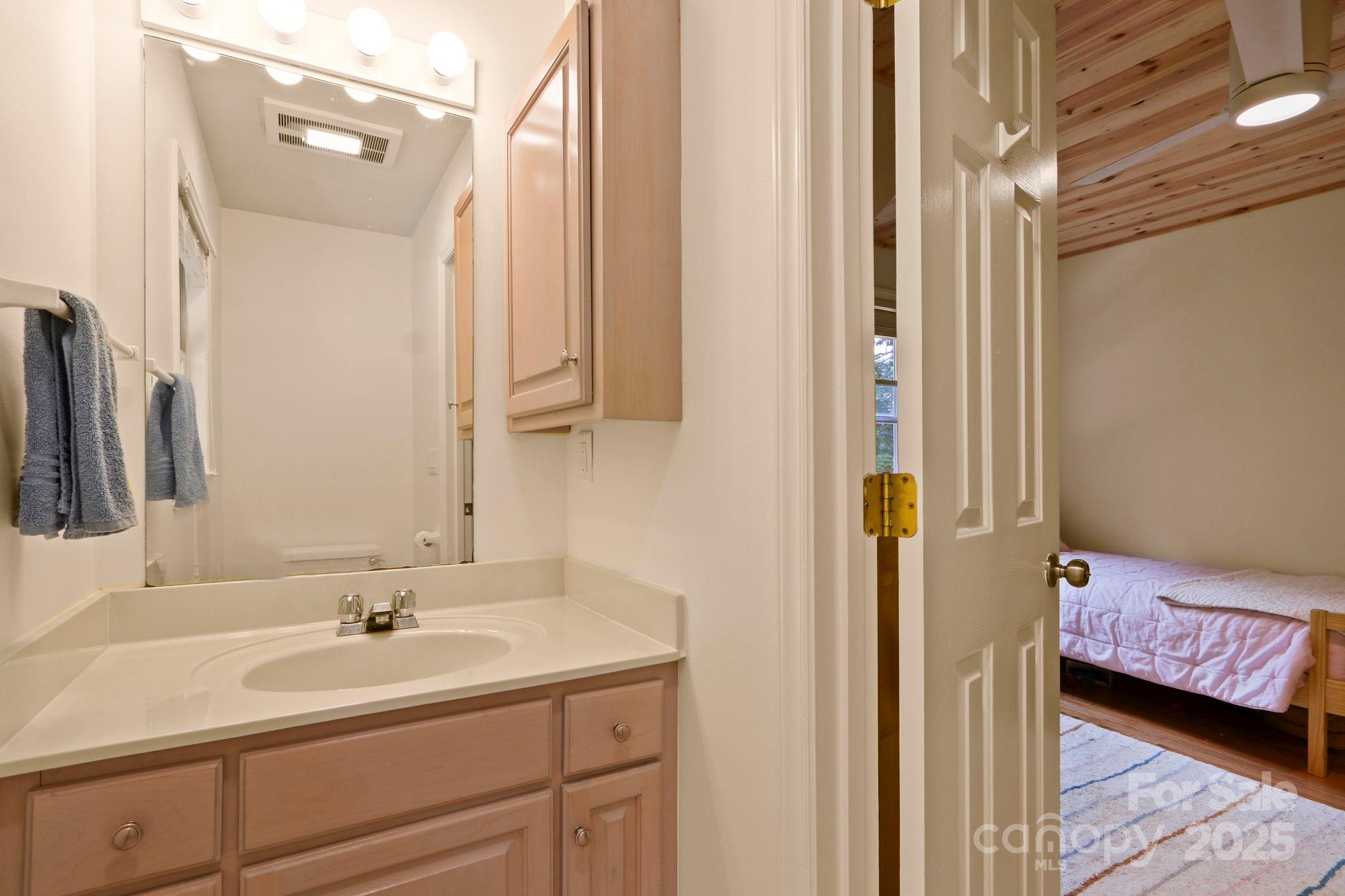 Blowing Rock, North Carolina 28605, United States, 3 Bedrooms Bedrooms, ,4 BathroomsBathrooms,Residential,Active,194395