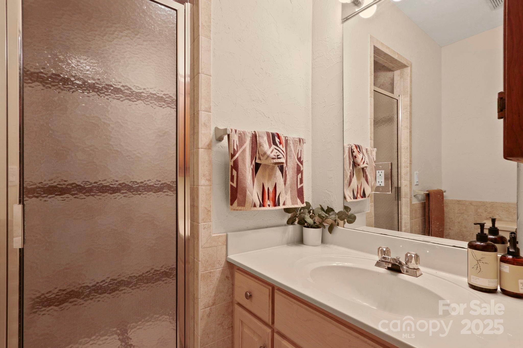 Blowing Rock, North Carolina 28605, United States, 3 Bedrooms Bedrooms, ,4 BathroomsBathrooms,Residential,Active,194395