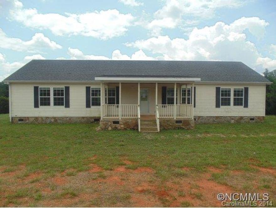 3Br/2Ba modular on over 1.5 acres. Large living room, formal dining room, large master bath.