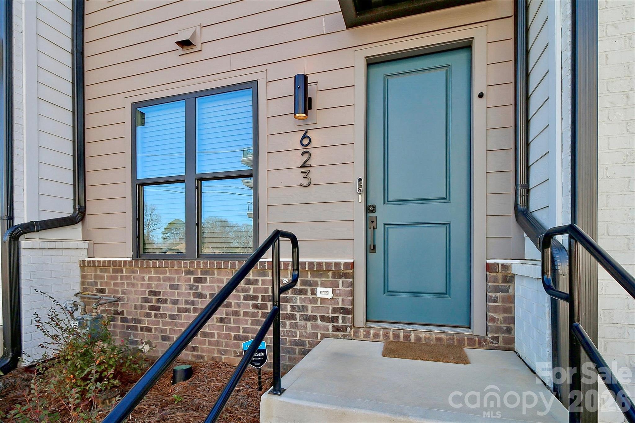 623 W Tremont Avenue