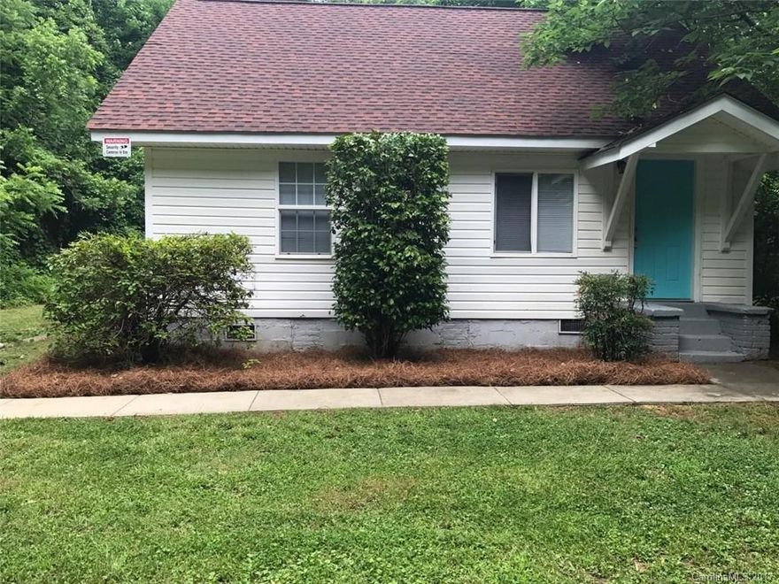 This Charming 4 Beds and 2 Bath house has a Spacious Floor Plan, Tasteful Colors Freshly Painted- throughout! New Laminate hardwood Floors and Large Back yard! 
Minutes to Uptown Charlotte and close to the Airport!